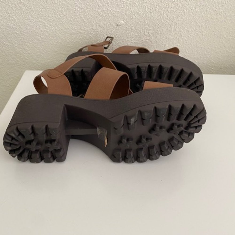 Soda Ankle Strap Platform Sandals Brown Size 8. NWT - Picture 4 of 9